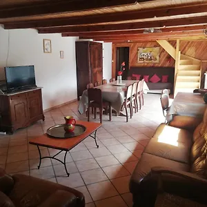 Hébergement de vacances Grand 14 Personnes ,cour ,salle De Jeux, Proche Du Village , Commerces, Murat (Cantal)